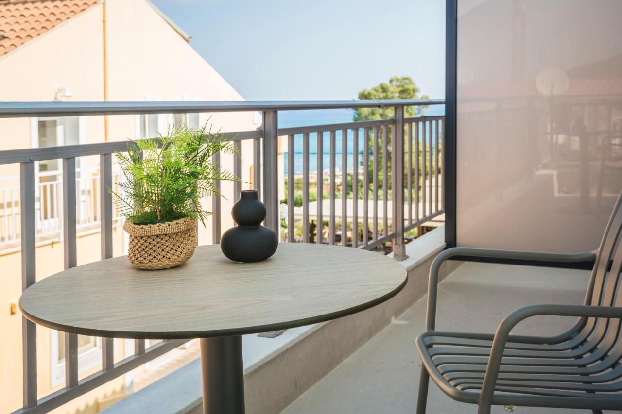 Deluxe Double Room with Side Sea View