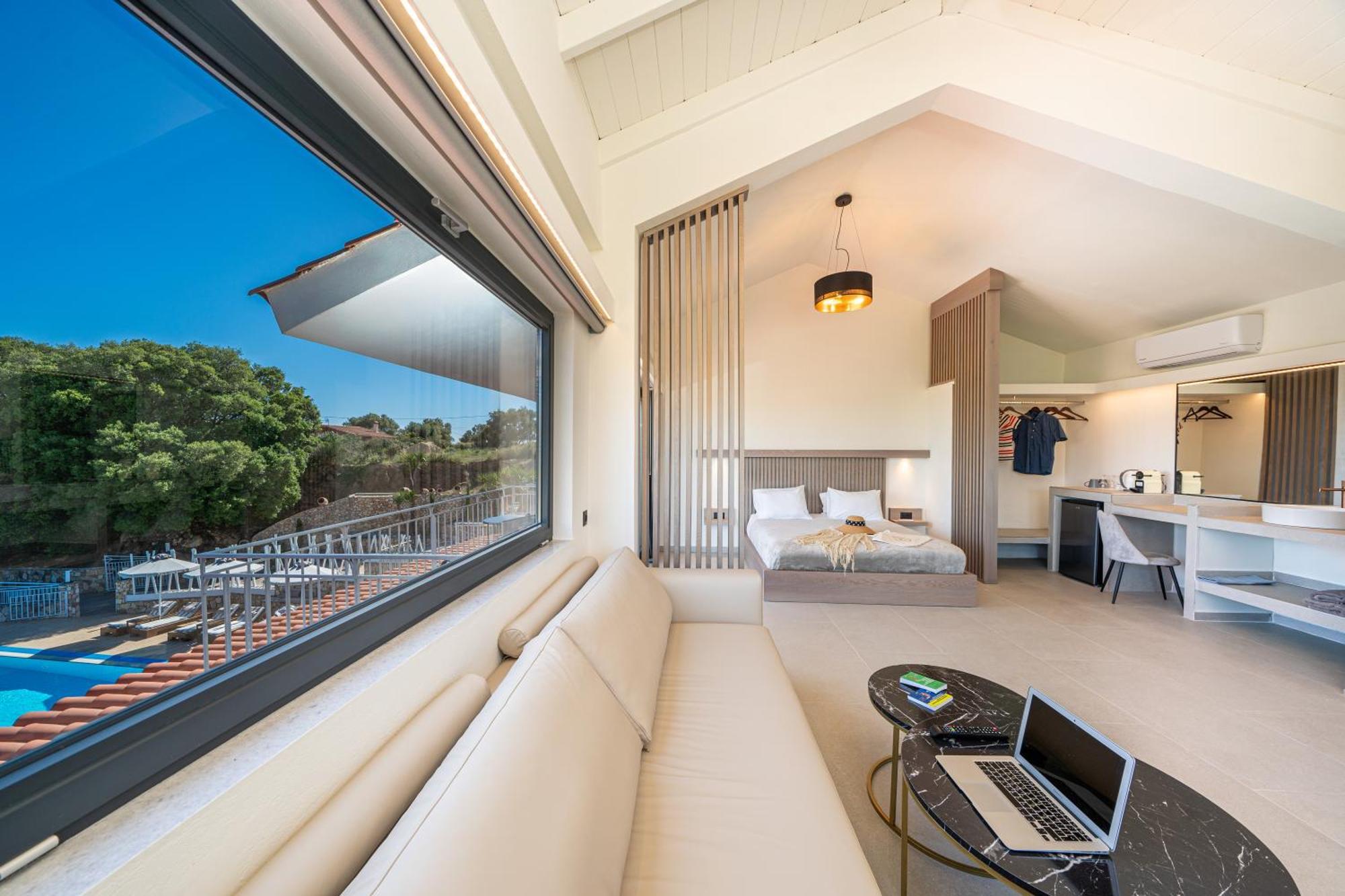 Lux Suite with balcony and Sea-Pool view,1583093727:JPEG