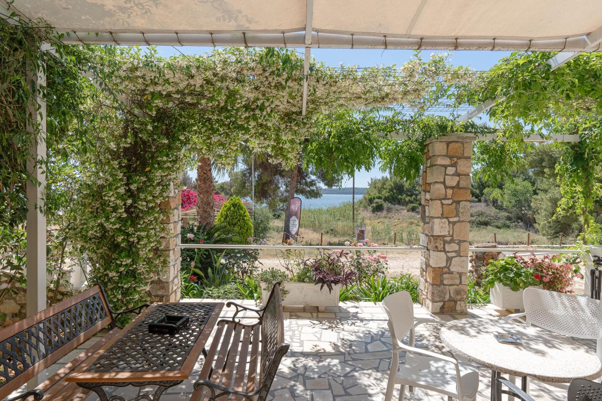 One-Bedroom Apartment Sea View